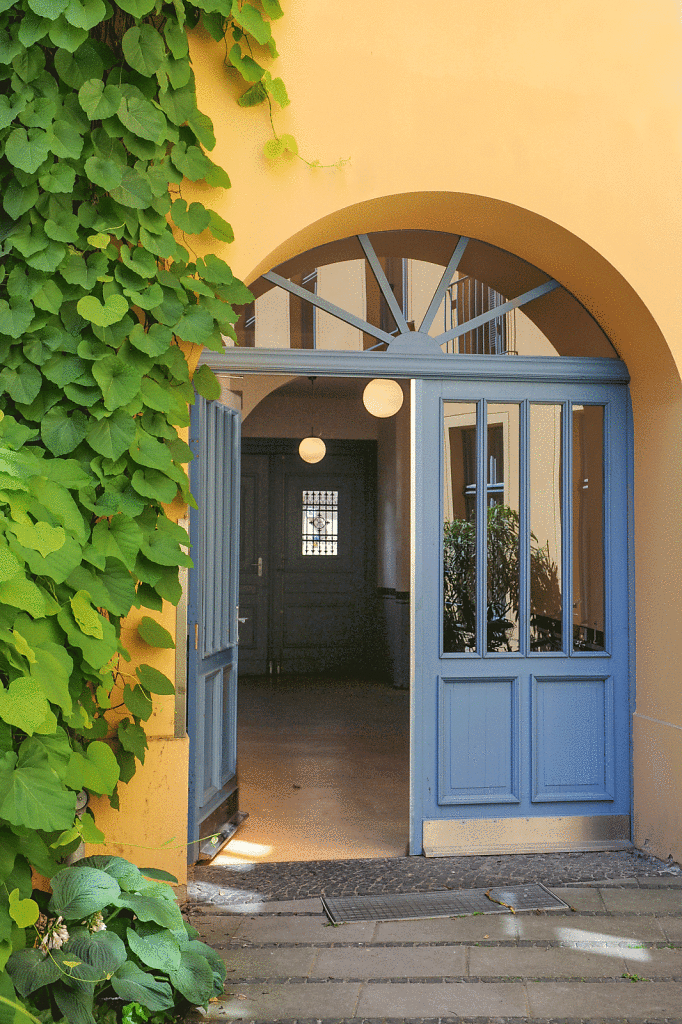 Eingangstor vom Hinterhof ins Vorderhaus.