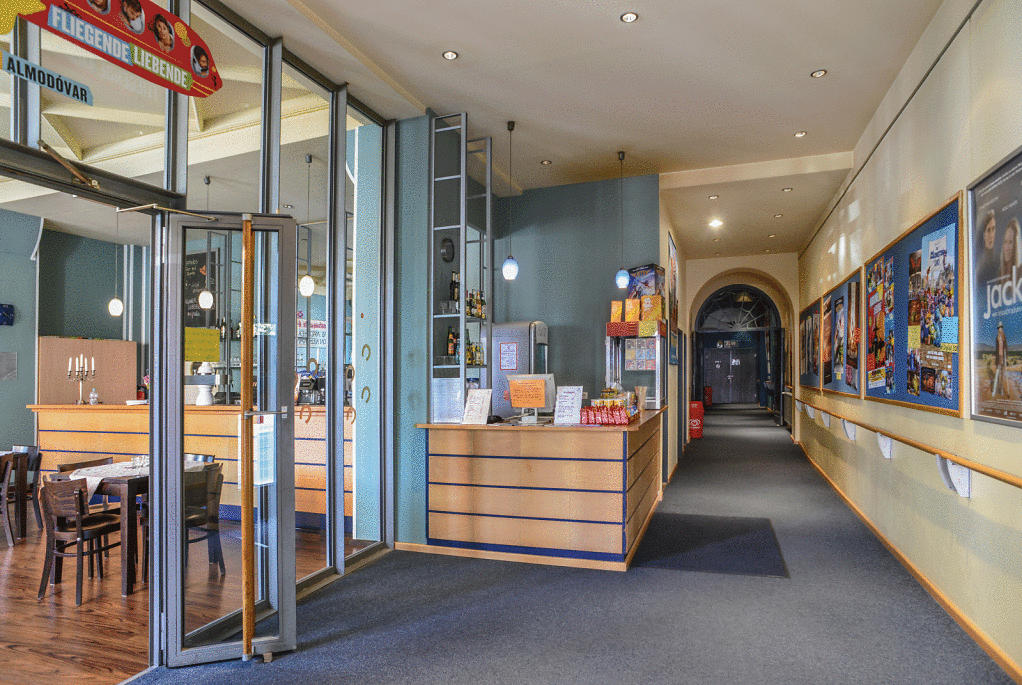 Das Foyer mit Kassentresen und Zugang zu den Kinosälen.
