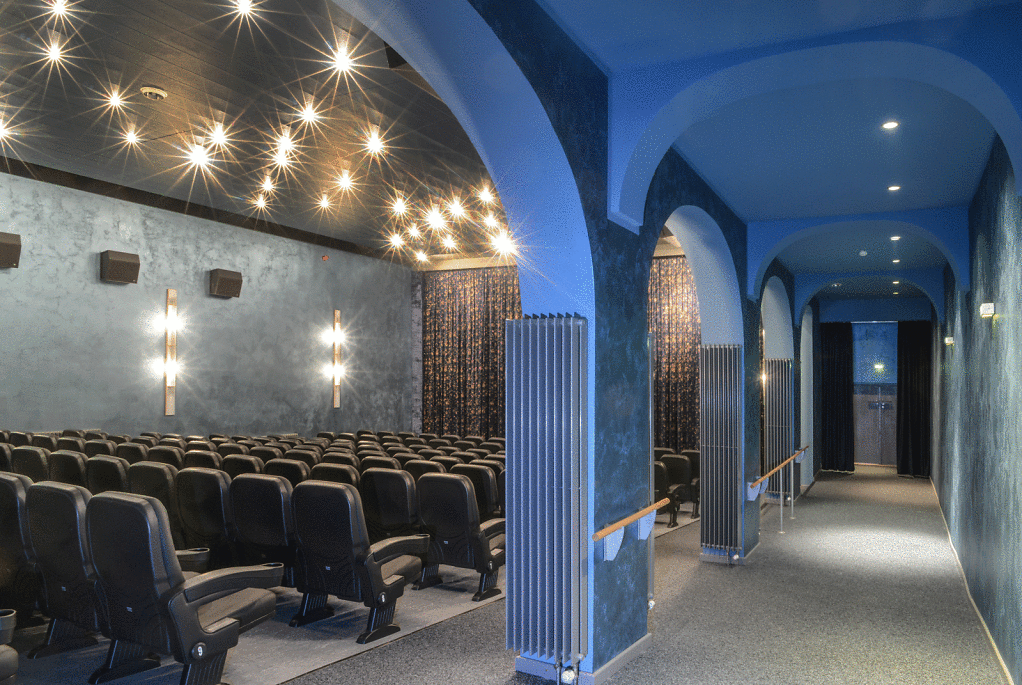 Der große Kinosaal fasst 200 Besucher. Er nimmt den Namen des Kinos durch einen  "Sternenhimmel" an der Decke und den blauen Gang wieder auf.