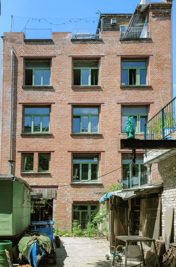 Die Fassade im 2. Hinterhof ist in Ziegelmauerwerk ausgeführt. Die Aufteilung nimmt auch die Geländer einer Dachterrasse auf. 