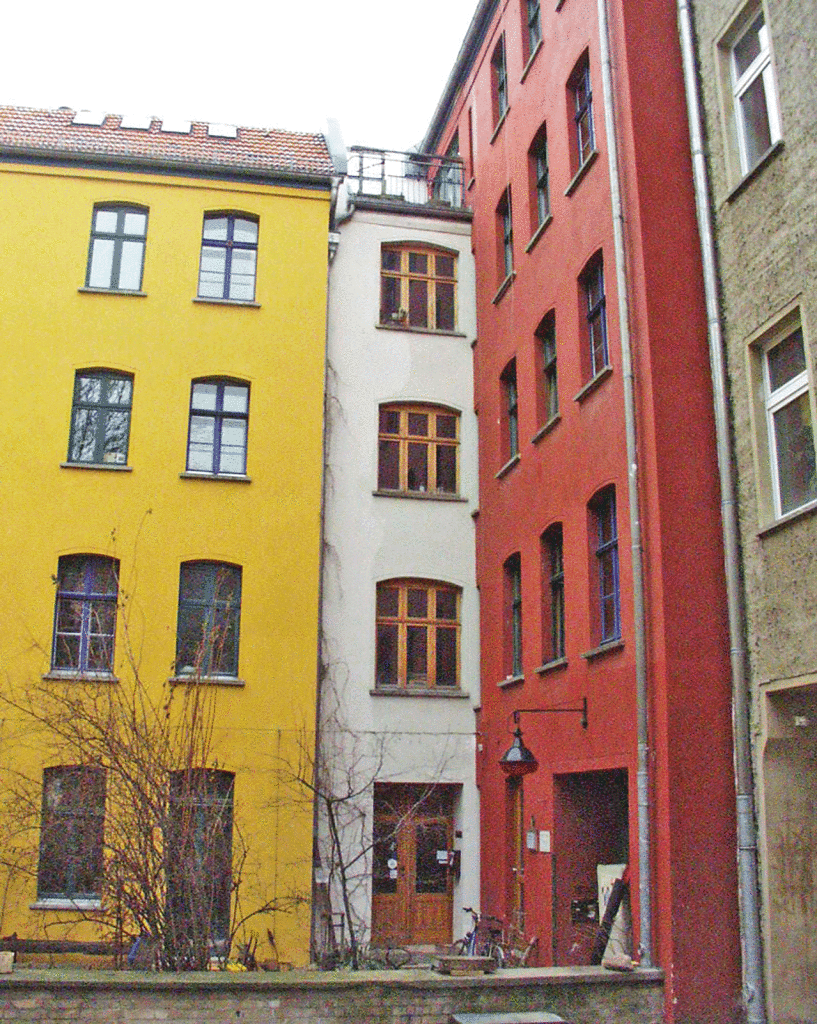 In kräftigen Farben gefasste hofseitige Fassaden.