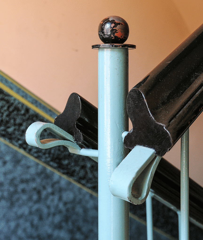 Detail des Treppengeländers nach der Instandsetzung.