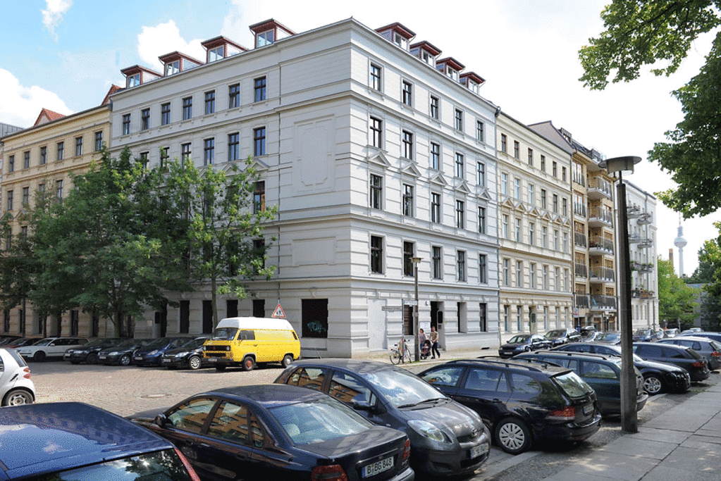 Straßenfront des fünfgeschossigen Eckgebäudes im historistischen Stil. 
