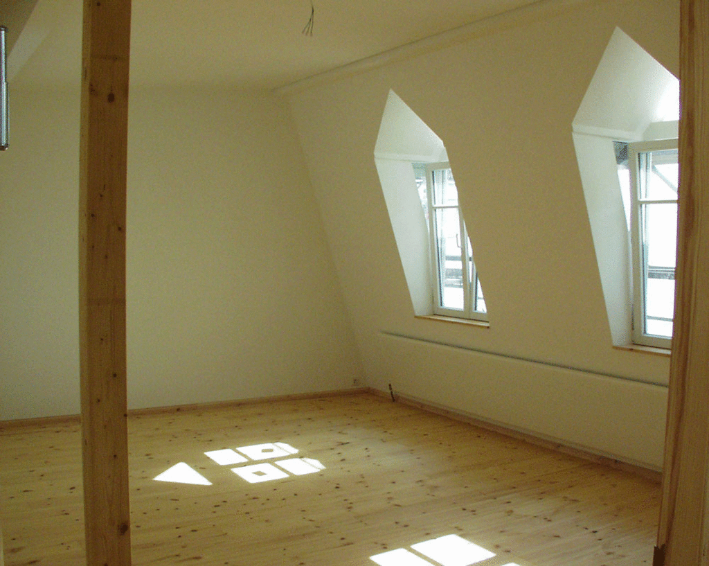 Raum in der Dachwohnung mit den Fenstergauben.