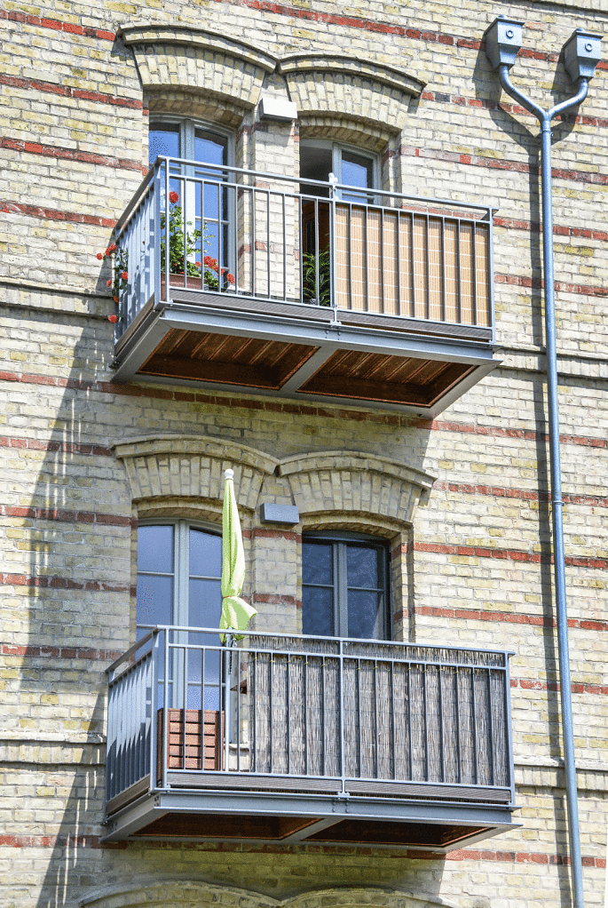 … es wurden lediglich Balkone vorgehängt die sich optisch gut in die Fassade einfügen.