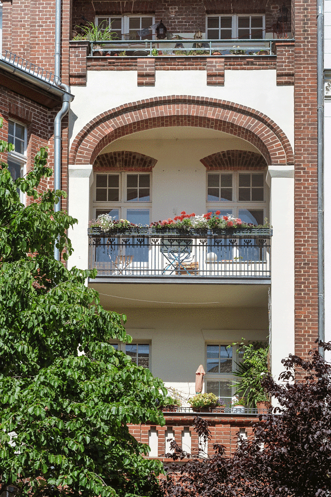 Im Stil einer Loggia gestalteter, zurück springender Balkon.