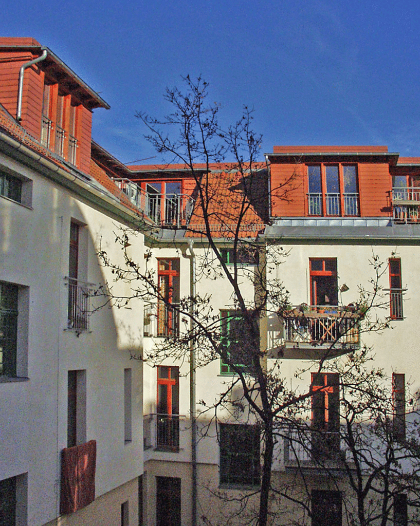 Hoffassade mit Französischen Fenstern, großen Gauben und Terrassen im ausgebauten Dach.