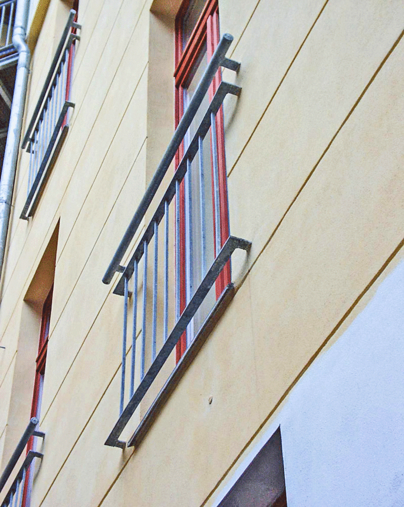 Detail: filigrane Geländer an der Hoffassade.