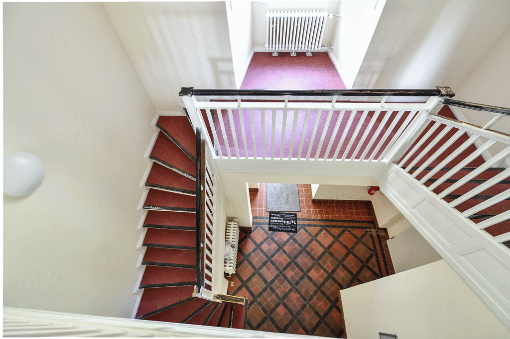 Das unveränderte, restaurierte Treppenhaus. Besonderen Wert wurde auf die Erhaltung der bauzeitlichen Bodenfliesen gelegt.