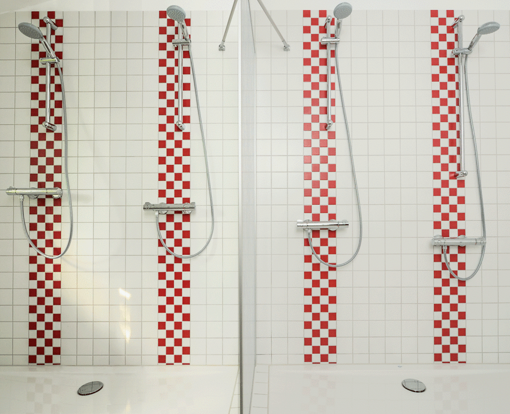 Entsprechend der Nutzung des Hauses, durch Kinder in verschiedenen Altersgruppen, wurden die Duschen den unterschiedlichen Körpergrößen angepasst.
