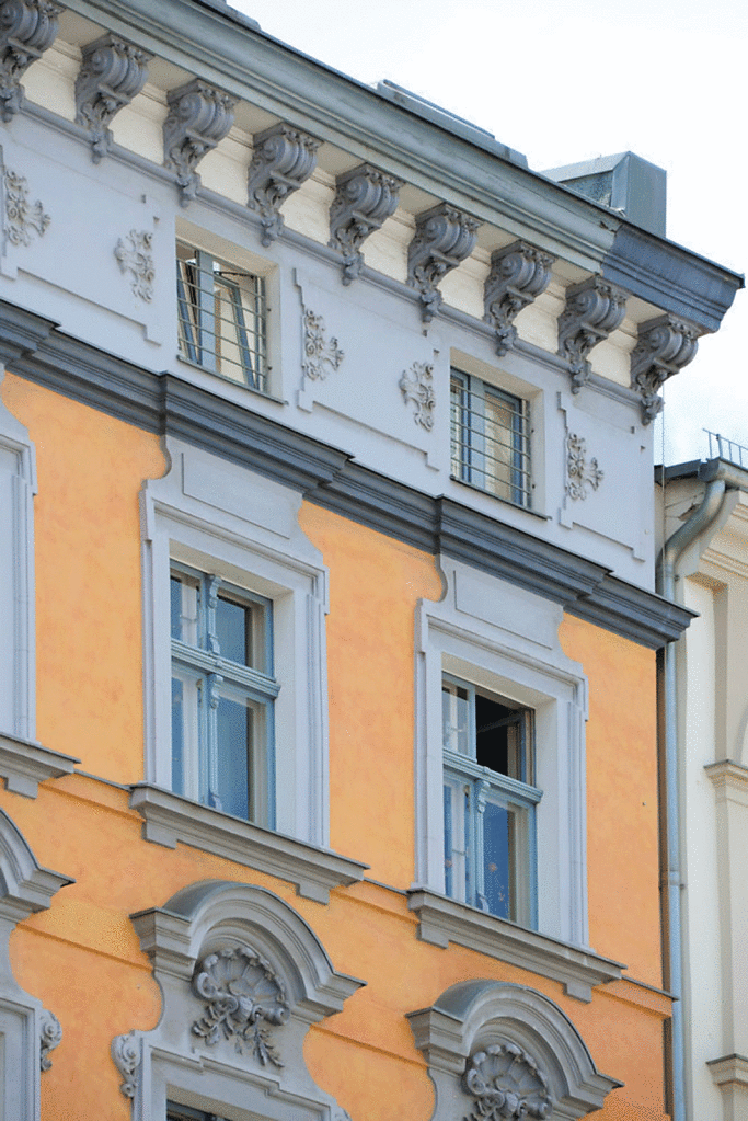 Detail der historistischen Stuckfassade.