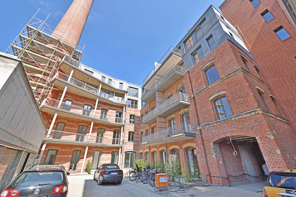 Eingangsseite des ehemaligen Fabrikkomplexes mit U-förmigen Hof zur Straße. 