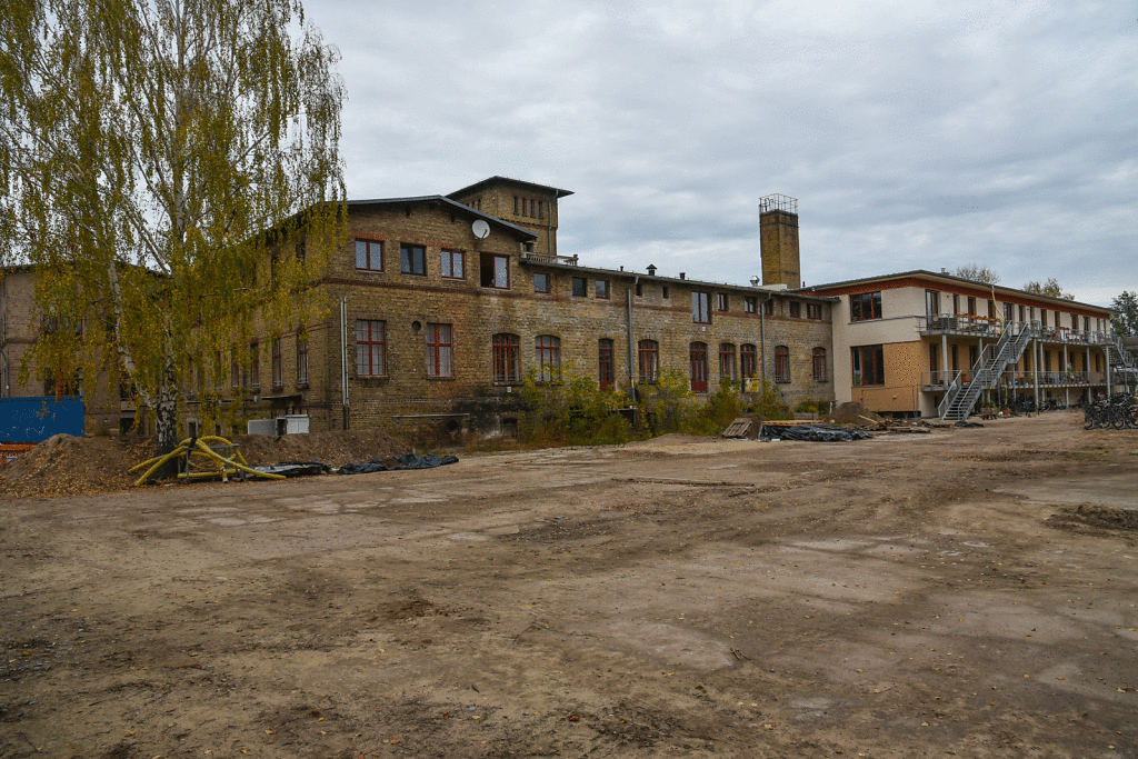 Die Südfassade des ehemaligen Fabrikgebäudes und "Haus 22", ein aufgestocktes, historisches Fabrikgebäude.