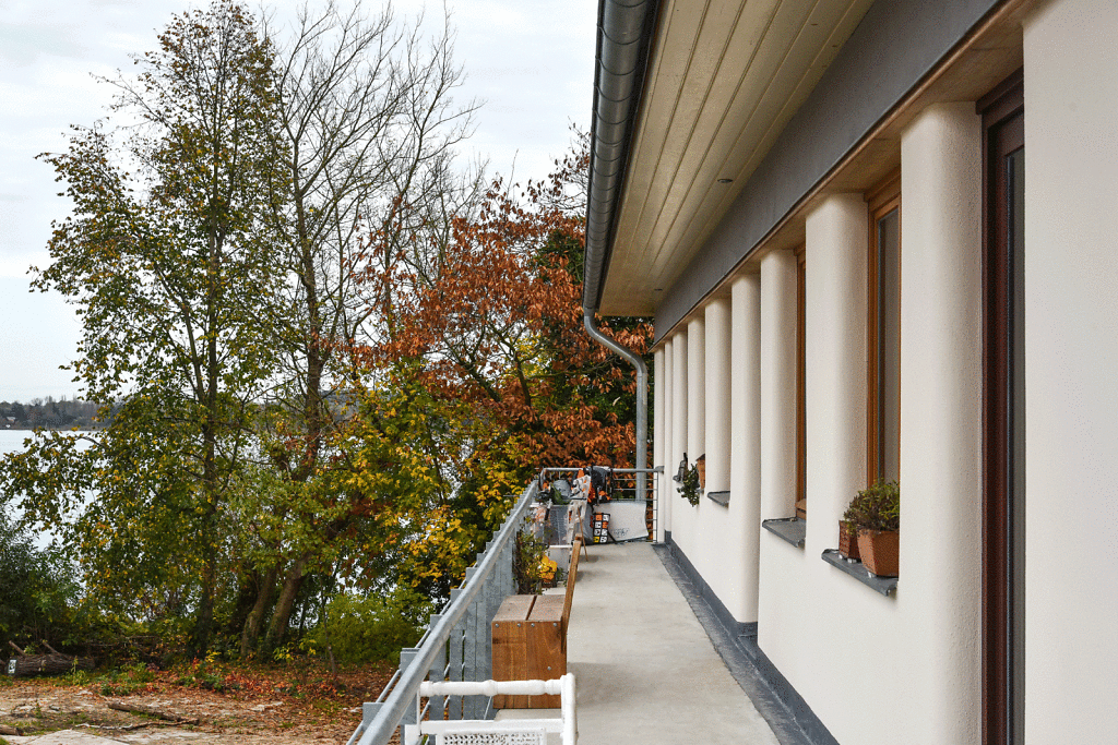 Die Fenster- und Türlaibungen sind beim "Strohballenhaus" gerundet, was dem Gebäude seinen individuellen Charakter gibt.
